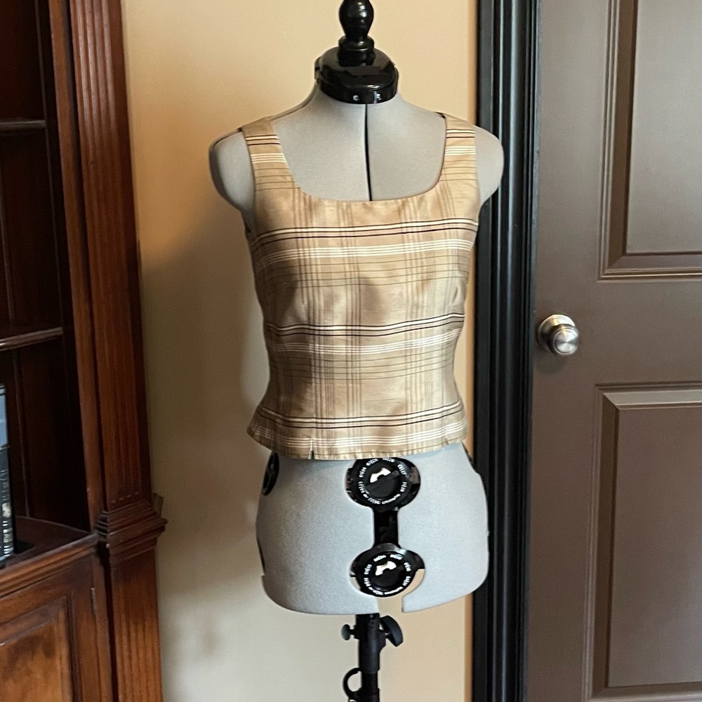 EUC Ann Taylor 100% Raw Silk Gold and Cream Fitted Sleeveless Crop Top
